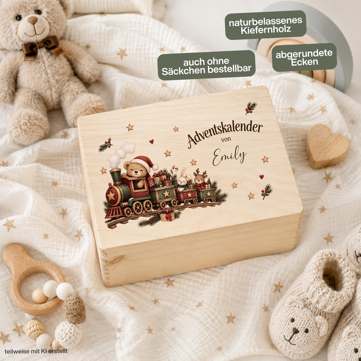 Adventskiste personalisiert mit Namen und liebevollem Weihnachtszug als wiederverwendbarer Adventskalender für Kinder. Das Motiv zeigt einen festlichen Zug mit Bär, Häschen, Rentier und kleinen Weihnachtsgeschenken. Der Adventskalender aus Holz ist als einzelne personalisierte Holzkiste oder als Set mit 24 Jutebeuteln und Holzzahlen erhältlich. Adventskalender Holz, Adventskalender Kiste, Adventskalender zum Befüllen, Weihnachtskalender mit Namen und Zug Adventskalender für Kinder