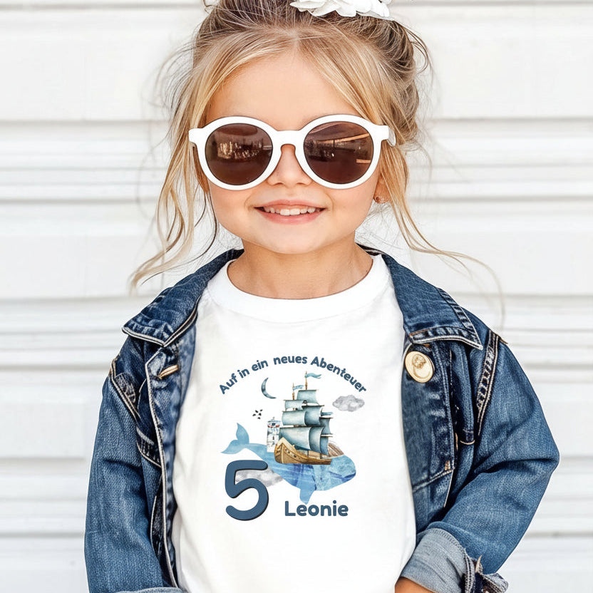Geburtstagsshirt Schiff mit Name & Zahl | Personalisiertes T-Shirt zum Kindergeburtstag