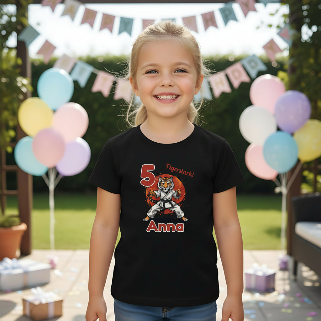 Geburtstagsshirt Karate Tiger mit Name & Zahl | Personalisiertes T-Shirt zum Kindergeburtstag