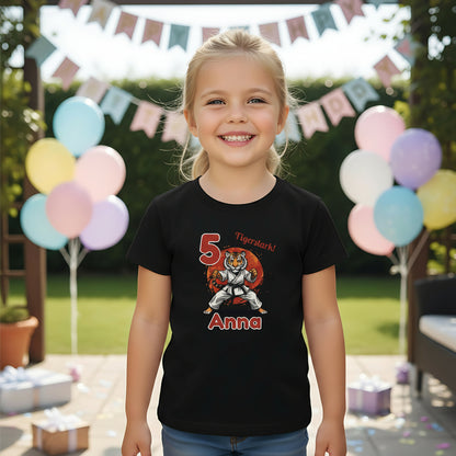 Geburtstagsshirt Karate Tiger mit Name & Zahl | Personalisiertes T-Shirt zum Kindergeburtstag