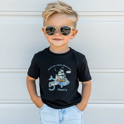Geburtstagsshirt Schiff mit Name & Zahl | Personalisiertes T-Shirt zum Kindergeburtstag