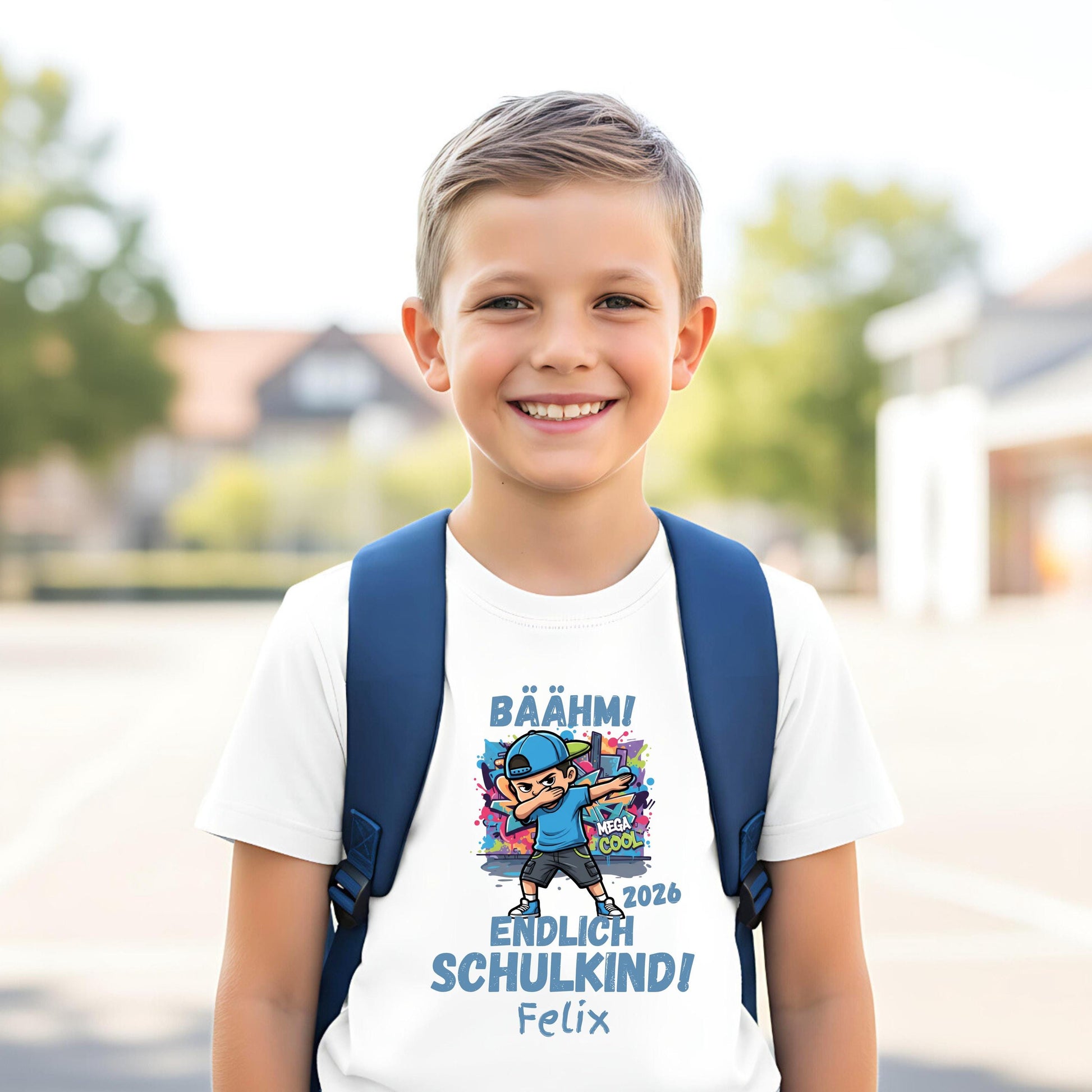 Personalisiertes Schulkind T-Shirt 2026 mit coolem Dabbing Jungen Motiv und Aufdruck „Endlich Schulkind“, gestaltet als modernes Einschulungsshirt für Jungen. Das Schulkind Shirt 2026 zeigt ein Kind und steht für Selbstbewusstsein, Freude und den Schulanfang. Ideal als Geschenk zur Einschulung, Schulanfang Geschenk oder Überraschung zum ersten Schultag. Perfektes Einschulung Outfit für Erstklässler, personalisierbar mit Name, geeignet für Schule, Einschulungsfeier oder erstes Klassenfoto.