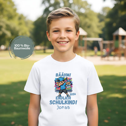 Personalisiertes Schulkind T-Shirt 2026 mit coolem Dabbing Jungen Motiv und Aufdruck „Endlich Schulkind“, gestaltet als modernes Einschulungsshirt für Jungen. Das Schulkind Shirt 2026 zeigt ein Kind und steht für Selbstbewusstsein, Freude und den Schulanfang. Ideal als Geschenk zur Einschulung, Schulanfang Geschenk oder Überraschung zum ersten Schultag. Perfektes Einschulung Outfit für Erstklässler, personalisierbar mit Name, geeignet für Schule, Einschulungsfeier oder erstes Klassenfoto.