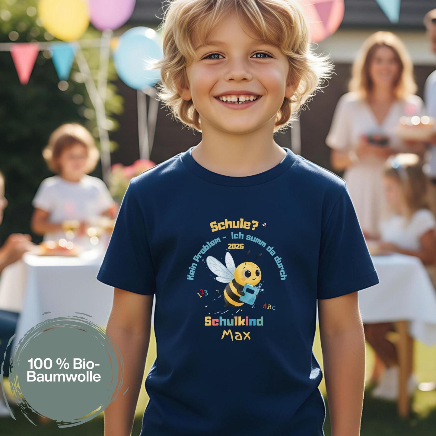 Personalisiertes Schulkind T-Shirt 2026 mit lustigem Bienen-Motiv und Spruch „Schule? Kein Problem – ich summ da durch“. Einschulungsshirt mit Name für Jungen & Mädchen, perfekt für den ersten Schultag. Einschulung Geschenk, Schulanfang Shirt, Erstklässler Outfit oder T-Shirt zur Einschulungsfeier. Schulkind T-Shirt 2026 aus Bio-Baumwolle, ideal für Einschulung 2026, Tschüss Kindergarten, Schultüte Geschenk und Kita Abschied. Einschulungsgeschenk mit Humor & Herz.