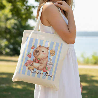 Capybara Stofftasche aus hochwertiger Baumwolle mit niedlichem Capybara zwischen Erdbeeren im sommerlichen Streifen-Design. Süßer Stoffbeutel Damen als Einkaufstasche, Tragetasche oder Baumwolltasche für Alltag, Shopping, Urlaub und Freizeit. Perfekt als Capybara Tasche, Capybara Geschenk oder Geschenk für Capybara Fans und Tierliebhaber. Robuster Stoffbeutel mit hochwertigem Druck, langen Henkeln und modernem Sommermotiv – ideal als nachhaltige Einkaufstasche für Frauen und Jugendliche.