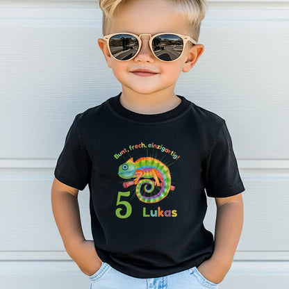 Personalisiertes Geburtstagsshirt Chamäleon mit Name und Alter für Kinder – einzigartiges Kindergeburtstagsgeschenk für Mädchen oder Jungen. Buntes Motiv mit Chamäleon, ideal für den 6. Geburtstag. Individuell gestaltetes T-Shirt für Geburtstagsfeier, Fotoshooting oder Party. Hochwertiges Kinder T-Shirt zum Geburtstag – farbenfrohes Geburtstagsoutfit für kleine Persönlichkeiten. Jetzt dein Chamäleon Shirt personalisieren. Personalisiertes Chamäleon Geburtstagsshirt für Kinder.