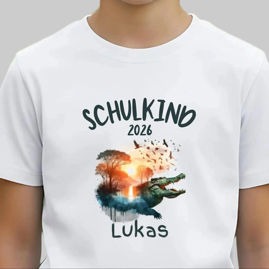 T-Shirt Schulkind 2026 Junge personalisiert mit Name, Einschulung Geschenk 1. Klasse, Shirt für Jungen Schulanfang, Einschulungsshirt mit Tiermotiv Krokodil, Schulkind Shirt Jungen 2026, T-Shirt Einschulung 2026 mit Name, Geschenk zur Einschulung für Jungen, Einschulung T-Shirt 2026, Schulstart Jungen T-Shirt, T-Shirt Einschulung 1. Klasse personalisiert, personalisiertes Schulkind T-Shirt Krokodil