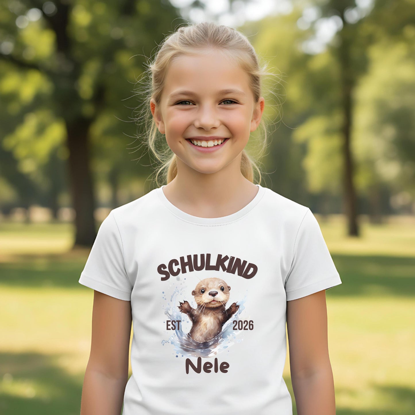 Personalisiertes Schulkind T-Shirt 2026 mit süßem Ottermotiv, perfekt als Geschenk zur Einschulung. Bio-Baumwolle, Unisex-Schnitt für Jungen und Mädchen. Ideal als T-Shirt Schulanfang, T-Shirt Einschulung oder Erstklässler T-Shirt. Hochwertiges Einschulungsshirt mit Name oder ohne. Passend für Einschulung 2026, Schulanfang Geschenk, Einschulungsgeschenk oder Kita Abschied. Einschulung T-Shirt mit Motiv – liebevoll, einzigartig, bequem. Ein besonderes Geschenk zur Einschulung für Schulanfänger.