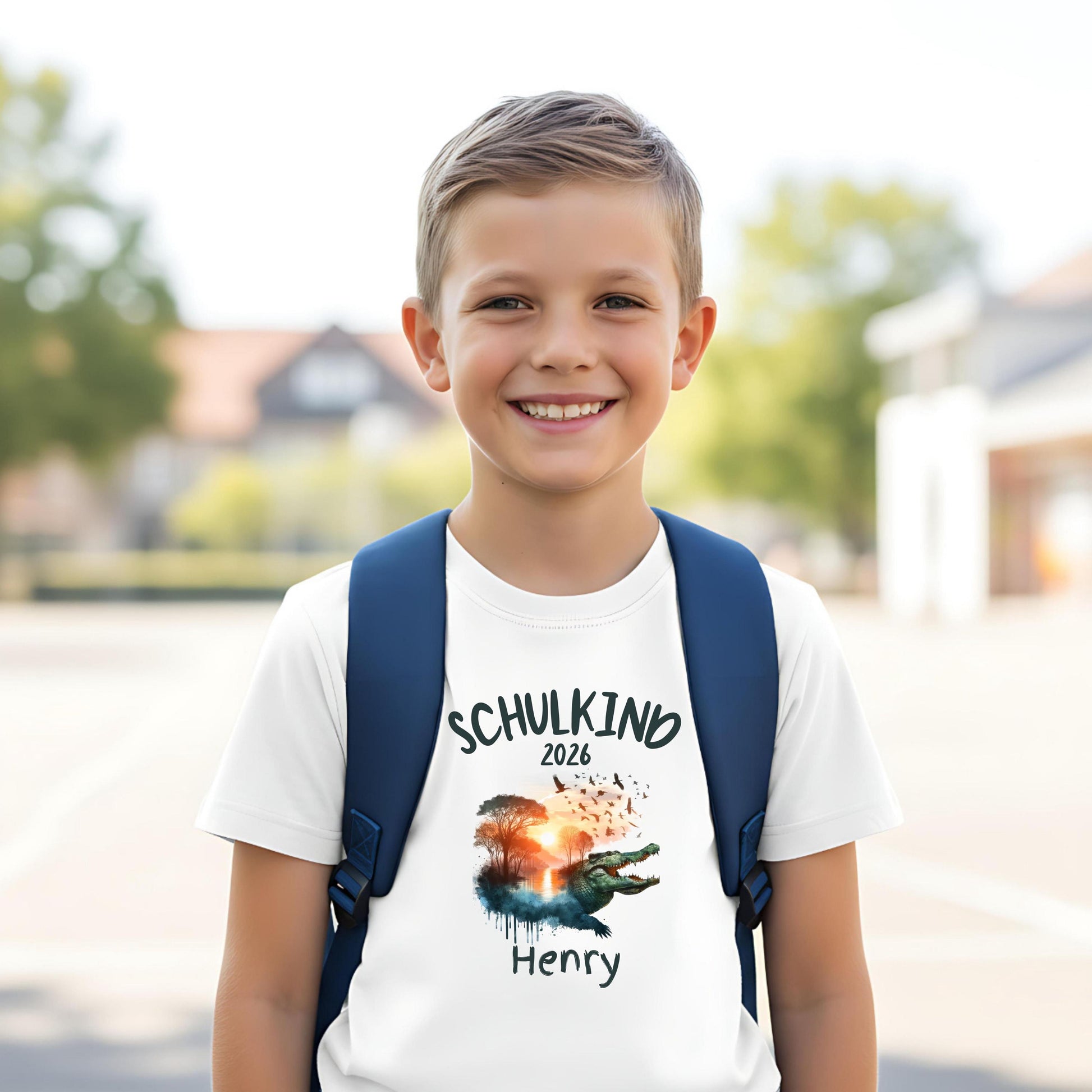 T-Shirt Schulkind 2026 Junge personalisiert mit Name, Einschulung Geschenk 1. Klasse, Shirt für Jungen Schulanfang, Einschulungsshirt mit Tiermotiv Krokodil, Schulkind Shirt Jungen 2026, T-Shirt Einschulung 2026 mit Name, Geschenk zur Einschulung für Jungen, Einschulung T-Shirt 2026, Schulstart Jungen T-Shirt, T-Shirt Einschulung 1. Klasse personalisiert, personalisiertes Schulkind T-Shirt Krokodil
