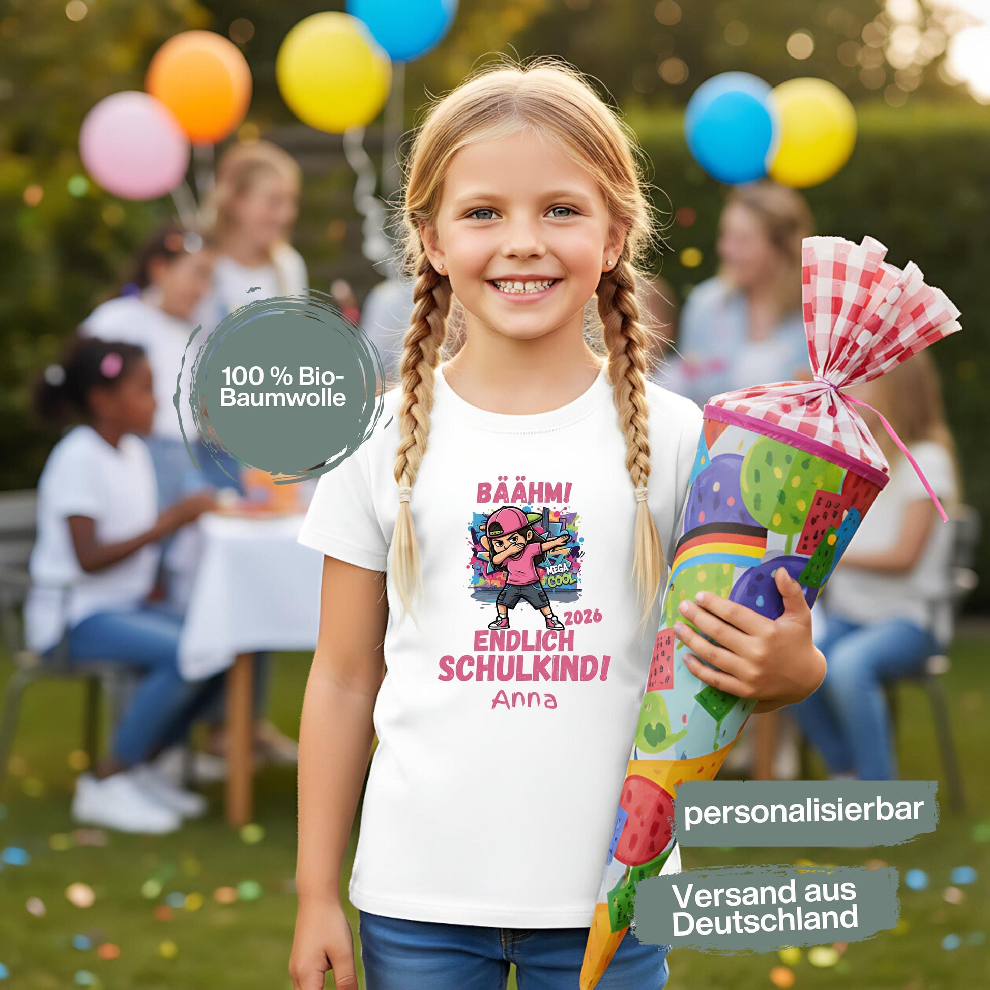 Personalisiertes Schulkind T-Shirt 2026 für Mädchen und Aufdruck „Endlich Schulkind“, modernes Einschulungsshirt für den Schulanfang. Das Schulkind Shirt zeigt ein cooles Mädchen im Streetstyle beim Dab Dance und steht für Selbstbewusstsein, Freude und einen stylischen Start in die Schule. Ideal als Geschenk zur Einschulung, Schulanfang Geschenk oder für die Schultüte. Perfekt als Einschulung Outfit, für die Einschulungsfeier, den ersten Schultag oder das Klassenfoto, personalisiert mit Namen.