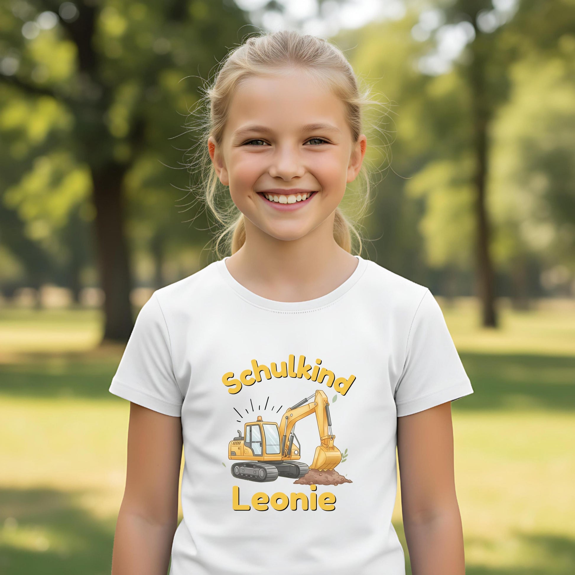 Schulkind T-Shirt 2026 mit Bagger-Motiv, perfekt als Geschenk zur Einschulung für Jungen, die Baustellen und Baumaschinen lieben. Einschulungsshirt mit personalisierbarem Namen, ideal für den Schulanfang, das erste Klassenfoto oder die Einschulungsfeier. Hochwertiges T-Shirt für Erstklässler aus 100 % Bio-Baumwolle – weich, bequem und langlebig. Schulstart T-Shirt für kleine Bauarbeiter – stark, mutig und bereit für die 1. Klasse. Einschulung 2026 Geschenkidee mit Bagger für Jungen.