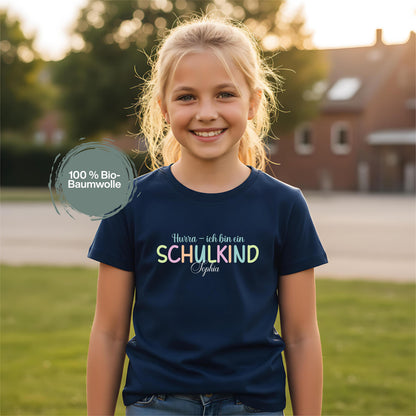 Personalisiertes Schulkind T-Shirt 2026 für Jungen und Mädchen – Geschenkidee zur Einschulung mit buntem Schriftzug „Hurra – endlich Schulkind“, Unisex-Schnitt, perfekt für Erstklässler und Schulanfänger. Einschulungsshirt aus 100 % Bio-Baumwolle, individuell mit Namen bedruckbar, hautfreundlich und langlebig. Ideal als T-Shirt zur Einschulung, Einschulungsgeschenk, Schultüten-Füllung oder Bye Bye Kindergarten Geschenk – modernes, emotionales Motiv für stolze Kinder zum Schulstart.