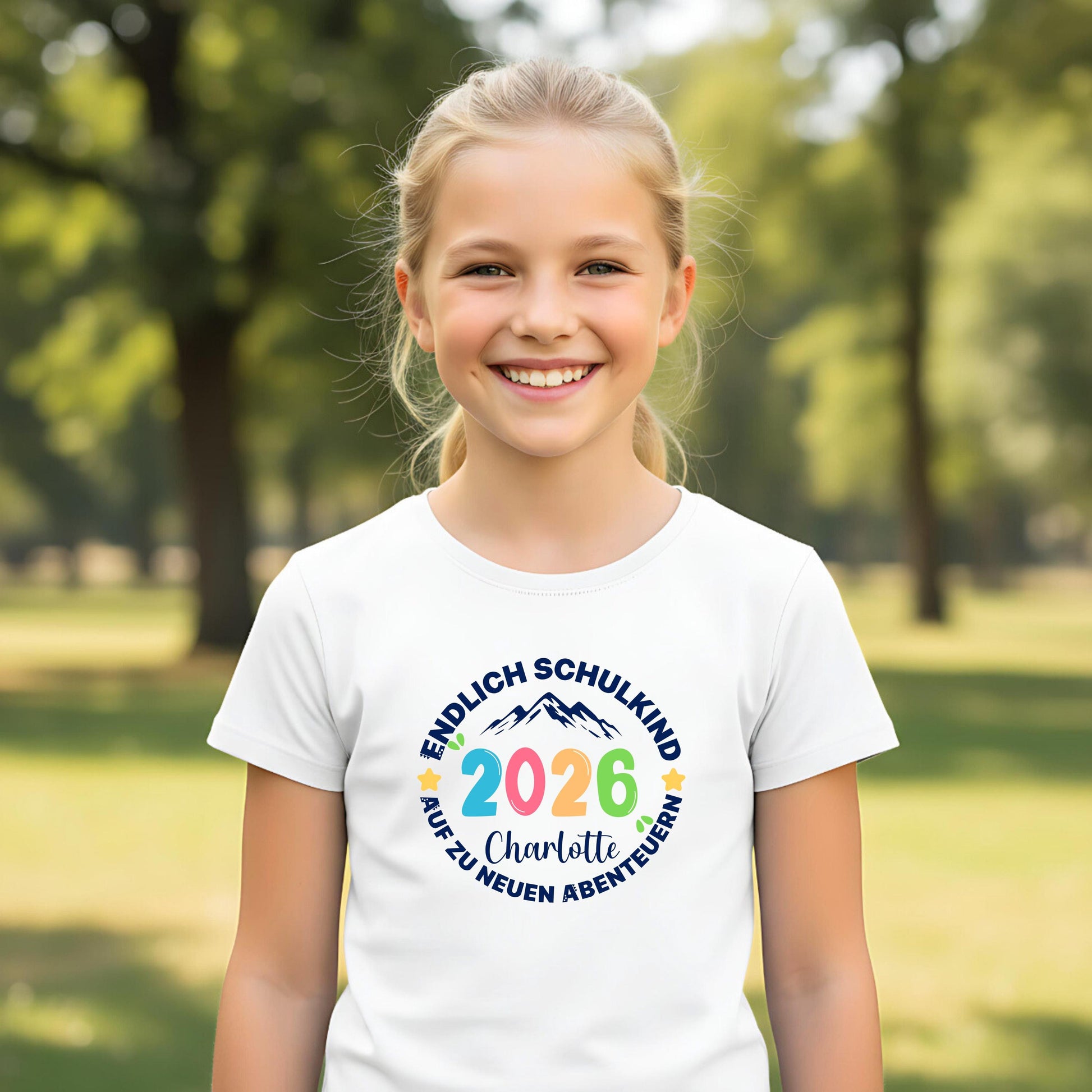 Cooles Schulkind T-Shirt 2026 mit Abenteuer Motiv, perfekt für Jungen und Mädchen zur Einschulung. Ideal als Geschenk zum Schulanfang für Kinder, die mit Stil in die 1. Klasse starten. Das T-Shirt zur Einschulung besteht aus 100 % Bio-Baumwolle und kann mit Namen personalisiert werden. Perfekt als Einschulung Shirt Junge, T-Shirt endlich Schulkind, Geschenk Einschulung Kind, T-Shirt für Erstklässler oder Bye Bye Kindergarten Geschenk. Dieses Einschulungsshirt bringt Vorfreude auf den Schulstart