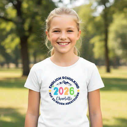 Cooles Schulkind T-Shirt 2026 mit Abenteuer Motiv, perfekt für Jungen und Mädchen zur Einschulung. Ideal als Geschenk zum Schulanfang für Kinder, die mit Stil in die 1. Klasse starten. Das T-Shirt zur Einschulung besteht aus 100 % Bio-Baumwolle und kann mit Namen personalisiert werden. Perfekt als Einschulung Shirt Junge, T-Shirt endlich Schulkind, Geschenk Einschulung Kind, T-Shirt für Erstklässler oder Bye Bye Kindergarten Geschenk. Dieses Einschulungsshirt bringt Vorfreude auf den Schulstart