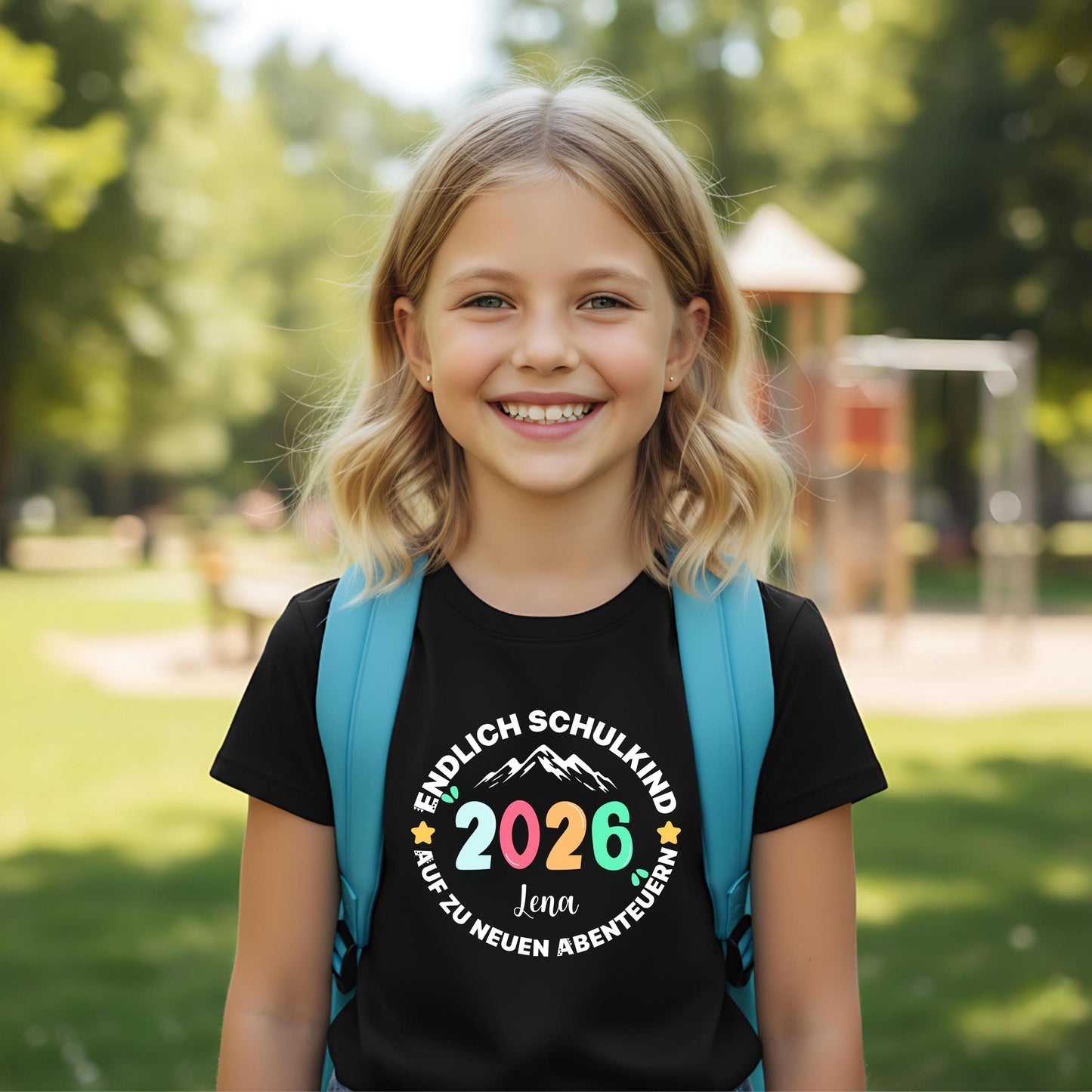 Cooles Schulkind T-Shirt 2026 mit Abenteuer Motiv, perfekt für Jungen und Mädchen zur Einschulung. Ideal als Geschenk zum Schulanfang für Kinder, die mit Stil in die 1. Klasse starten. Das T-Shirt zur Einschulung besteht aus 100 % Bio-Baumwolle und kann mit Namen personalisiert werden. Perfekt als Einschulung Shirt Junge, T-Shirt endlich Schulkind, Geschenk Einschulung Kind, T-Shirt für Erstklässler oder Bye Bye Kindergarten Geschenk. Dieses Einschulungsshirt bringt Vorfreude auf den Schulstart