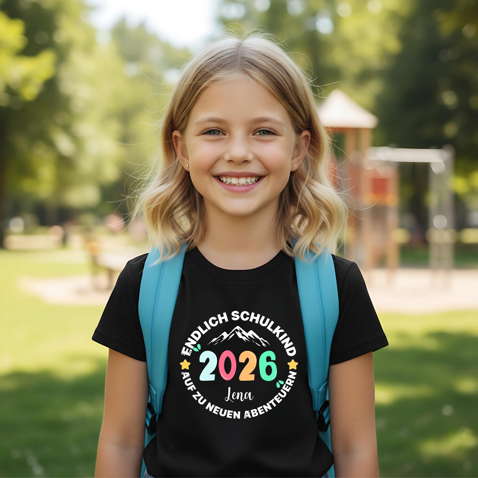Cooles Schulkind T-Shirt 2026 mit Abenteuer Motiv, perfekt für Jungen und Mädchen zur Einschulung. Ideal als Geschenk zum Schulanfang für Kinder, die mit Stil in die 1. Klasse starten. Das T-Shirt zur Einschulung besteht aus 100 % Bio-Baumwolle und kann mit Namen personalisiert werden. Perfekt als Einschulung Shirt Junge, T-Shirt endlich Schulkind, Geschenk Einschulung Kind, T-Shirt für Erstklässler oder Bye Bye Kindergarten Geschenk. Dieses Einschulungsshirt bringt Vorfreude auf den Schulstart
