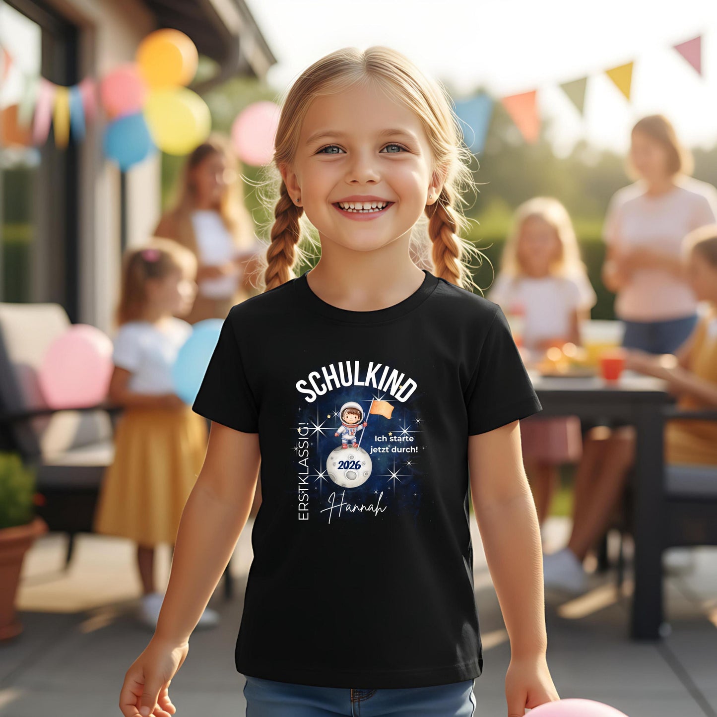 Personalisiertes Schulkind T-Shirt 2026 mit Astronauten Motiv, ideal als Geschenk zur Einschulung. Einschulungsshirt für Jungen und Mädchen zum ersten Schultag oder als Tschüss Kindergarten Shirt. Perfekt als Schulkind Outfit 2026, Erstklässler T-Shirt oder Einschulung T-Shirt mit Name. Für Einschulung 2026, Schulanfang Geschenk, Bye Bye Kindergarten, Einschulungsfeier, Kita Abschied und erster Schultag. Einschulungsgeschenk mit Rakete, Schulkind T-Shirt mit Bedeutung.