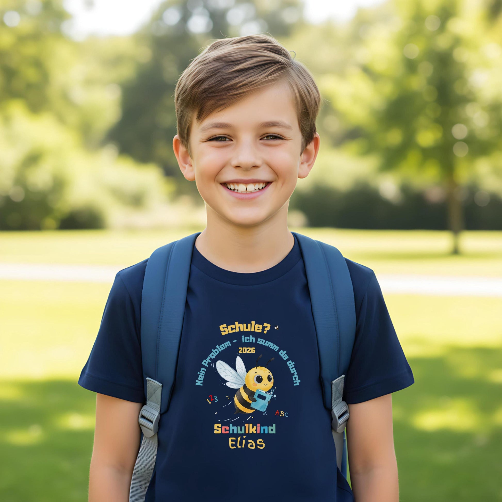 Personalisiertes Schulkind T-Shirt 2026 mit lustigem Bienen-Motiv und Spruch „Schule? Kein Problem – ich summ da durch“. Einschulungsshirt mit Name für Jungen & Mädchen, perfekt für den ersten Schultag. Einschulung Geschenk, Schulanfang Shirt, Erstklässler Outfit oder T-Shirt zur Einschulungsfeier. Schulkind T-Shirt 2026 aus Bio-Baumwolle, ideal für Einschulung 2026, Tschüss Kindergarten, Schultüte Geschenk und Kita Abschied. Einschulungsgeschenk mit Humor & Herz.