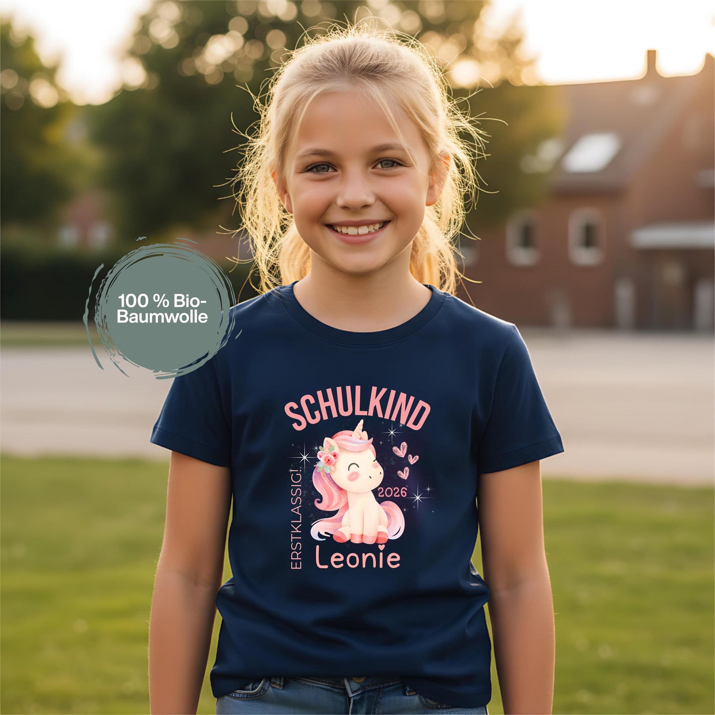 Personalisiertes Schulkind T-Shirt 2026 mit Einhorn-Motiv, liebevoll gestaltet für den ersten Schultag. Einschulungsshirt für Mädchen und Jungen mit dem Spruch „Erstklassig“ – perfekt als Geschenk zur Einschulung, zum Kita Abschied oder für das erste Klassenfoto. Ideal als Erstklässler T-Shirt, Schulkind Outfit 2026 oder T-Shirt zur Einschulungsfeier. Mit Name personalisierbar und aus Bio-Baumwolle für Kinder, die Schulkind sind. Für Einschulung, Kita Abschied, Schultüte oder erstes Klassenfoto.