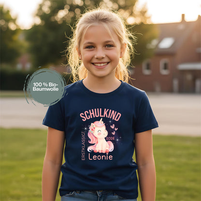 Personalisiertes Schulkind T-Shirt 2026 mit Einhorn-Motiv, liebevoll gestaltet für den ersten Schultag. Einschulungsshirt für Mädchen und Jungen mit dem Spruch „Erstklassig“ – perfekt als Geschenk zur Einschulung, zum Kita Abschied oder für das erste Klassenfoto. Ideal als Erstklässler T-Shirt, Schulkind Outfit 2026 oder T-Shirt zur Einschulungsfeier. Mit Name personalisierbar und aus Bio-Baumwolle für Kinder, die Schulkind sind. Für Einschulung, Kita Abschied, Schultüte oder erstes Klassenfoto.