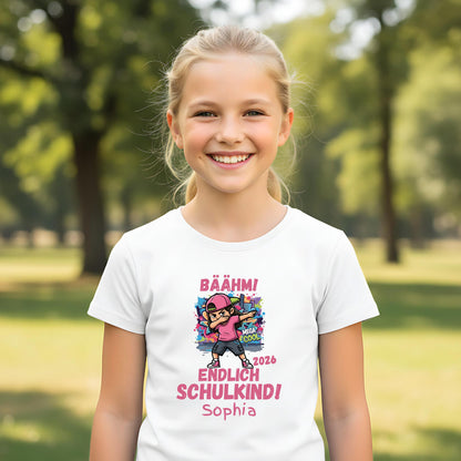 Personalisiertes Schulkind T-Shirt 2026 für Mädchen und Aufdruck „Endlich Schulkind“, modernes Einschulungsshirt für den Schulanfang. Das Schulkind Shirt zeigt ein cooles Mädchen im Streetstyle beim Dab Dance und steht für Selbstbewusstsein, Freude und einen stylischen Start in die Schule. Ideal als Geschenk zur Einschulung, Schulanfang Geschenk oder für die Schultüte. Perfekt als Einschulung Outfit, für die Einschulungsfeier, den ersten Schultag oder das Klassenfoto, personalisiert mit Namen.