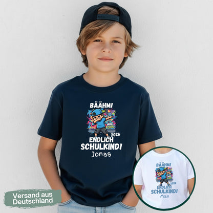 Personalisiertes Schulkind T-Shirt 2026 mit coolem Dabbing Jungen Motiv und Aufdruck „Endlich Schulkind“, gestaltet als modernes Einschulungsshirt für Jungen. Das Schulkind Shirt 2026 zeigt ein Kind und steht für Selbstbewusstsein, Freude und den Schulanfang. Ideal als Geschenk zur Einschulung, Schulanfang Geschenk oder Überraschung zum ersten Schultag. Perfektes Einschulung Outfit für Erstklässler, personalisierbar mit Name, geeignet für Schule, Einschulungsfeier oder erstes Klassenfoto.