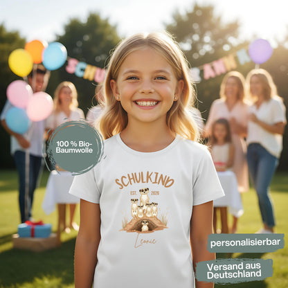 Personalisiertes Schulkind T-Shirt 2026 mit süßem Erdmännchen Motiv – perfekt als Geschenk zur Einschulung für Tierfreunde. Einschulungsshirt für Jungen und Mädchen, ideal zur Einschulungsfeier oder als Überraschung zum ersten Schultag. Als Schulanfang Geschenk oder Bye Bye Kindergarten Shirt ein beliebtes Motiv. Schulkind T-Shirt mit Name oder schlicht – für Einschulung 2026, Schulstart, Erstklässler T-Shirt und Kita Abschied. Liebevoll, einzigartig, mit Bedeutung.