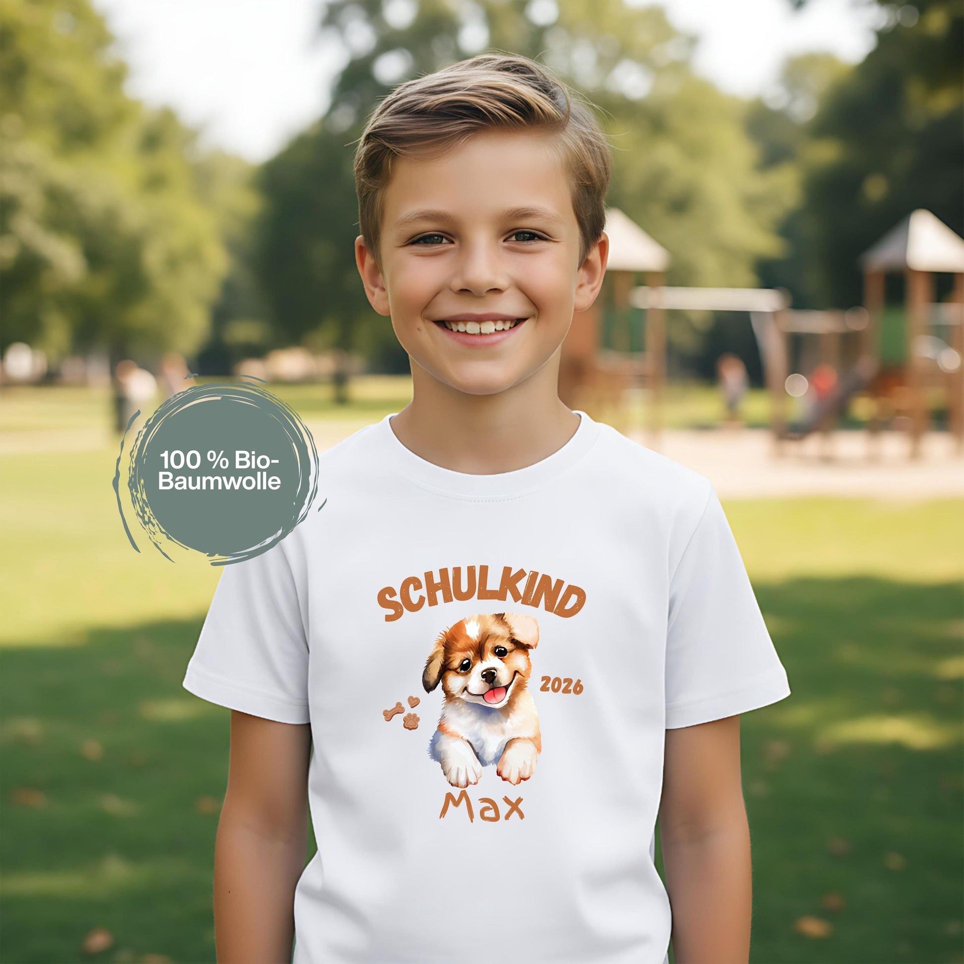 Personalisiertes Schulkind T-Shirt 2026 mit süßem Hundemotiv, ideal als Geschenk zur Einschulung für Mädchen und Jungen. Einschulungsshirt mit Name, Hund und „Schulkind 2026“ Schriftzug. Perfekt für den ersten Schultag, Abschied vom Kindergarten, Einschulungsfeier oder als Teil der Schultüte. T-Shirt zur Einschulung für Hundefans und Tierfreunde. Bio-Baumwoll Shirt für Erstklässler als Einschulungsgeschenk, Schulstart Outfit oder Erinnerung an den Schulanfang 2026. T-Shirt Schulkind Hund