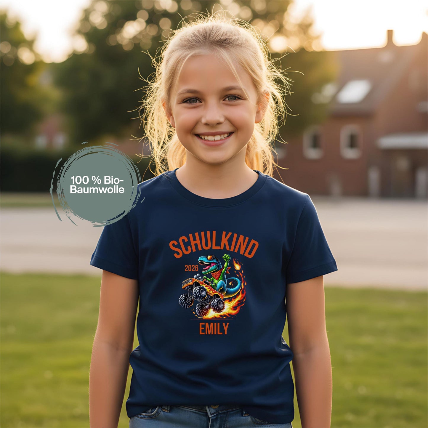 Personalisiertes Schulkind T-Shirt 2026 mit Dino im Monstertruck – Einschulungsshirt für Jungen & Mädchen mit Schulkind 2026 Aufdruck. Perfekt als Einschulung Geschenk, Erstklässler Shirt oder T-Shirt zur Einschulungsfeier. Mit Namen personalisierbar, aus 100 % Bio-Baumwolle. Cooles Dinosaurier T-Shirt für kleine Rennfahrer & Schulstarter. Ideal für den Schulanfang 2026, als Kita Abschiedsgeschenk, Outfit für den ersten Schultag oder Überraschung zur Schultüte T-Shirt Schulkind Dino Monstertruck