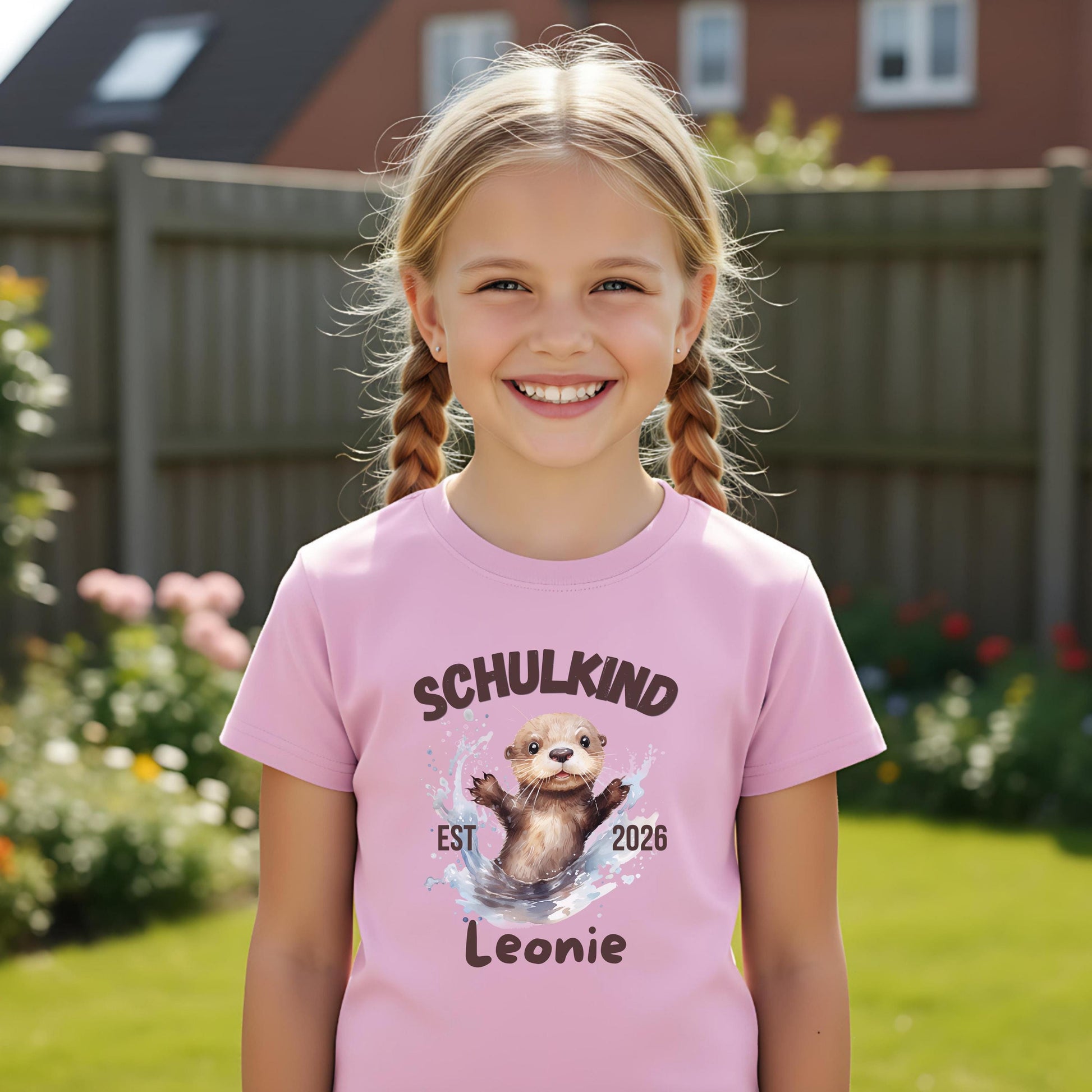 Personalisiertes Schulkind T-Shirt 2026 mit süßem Ottermotiv, perfekt als Geschenk zur Einschulung. Bio-Baumwolle, Unisex-Schnitt für Jungen und Mädchen. Ideal als T-Shirt Schulanfang, T-Shirt Einschulung oder Erstklässler T-Shirt. Hochwertiges Einschulungsshirt mit Name oder ohne. Passend für Einschulung 2026, Schulanfang Geschenk, Einschulungsgeschenk oder Kita Abschied. Einschulung T-Shirt mit Motiv – liebevoll, einzigartig, bequem. Ein besonderes Geschenk zur Einschulung für Schulanfänger.