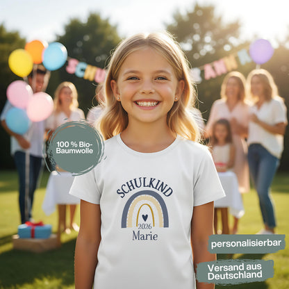 Personalisiertes Erstklassig Schulkind T-Shirt 2026 für Jungen & Mädchen. Einschulungsshirt mit Regenbogen, ideal als Geschenk zum Schulanfang 2026, 1. Klasse, Tschüss Kindergarten. Schulkind Shirt mit Namen, Bio-Baumwolle, Einschulungsfeier Outfit, Einschulungsgeschenk mit Stil. Perfektes Schulkind T-Shirt Jungen Mädchen 2026, Zuckertüte Geschenk, Kita Abschied Shirt, Erstklässler Kleidung für den ersten Schultag mit Personalisierung & starker Botschaft. Schulkind T-Shirt