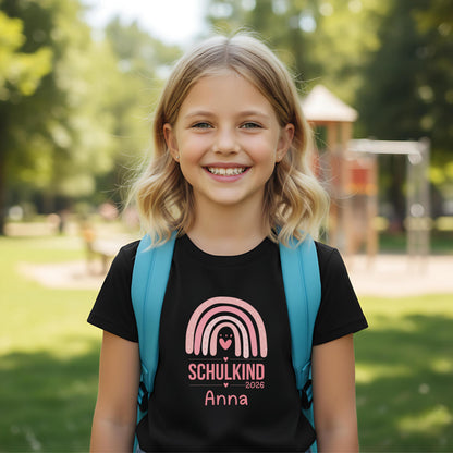 Personalisiertes Schulkind T‑Shirt 2026 mit Regenbogen Motiv und Name Leonie. Einschulung T‑Shirt aus Bio‑Baumwolle als Geschenk zum Schulanfang. Schulkind Shirt 2026 mit ruhigem Regenbogen Design, ideal für Einschulungsfeier, ersten Schultag und Schulstart. Hochwertiges Einschulungsshirt mit Name, langlebig und angenehm zu tragen. Schulanfang Geschenk, Schulkind Outfit 2026, T‑Shirt Einschulung personalisiert. T-Shirt Schulkind Regenbogen, Erstklässler T-Shirt, Schulanfang Geschenk Shirt