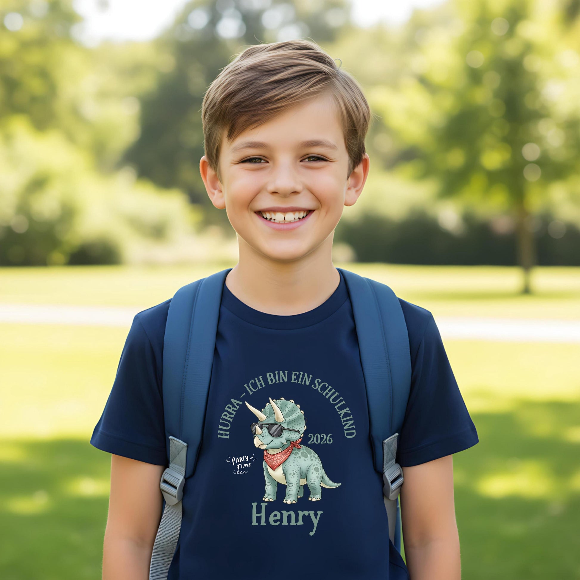 T-Shirt zur Einschulung 2026 mit Dino-Motiv – perfekt für Jungen, die stolz Schulkind werden. Personalisiertes Schulkind T-Shirt mit Name, ideal als Geschenk zur Einschulung oder für die Schultüte. Triceratops mit Sonnenbrille und Halstuch sorgt für Spaß und Selbstbewusstsein beim Schulstart. Hochwertiges Einschulung Shirt Junge aus 100 % Bio-Baumwolle, bequem und robust. Ein liebevolles, witziges T-Shirt für Erstklässler und ein ideales Bye Bye Kindergarten Abschiedsgeschenk.