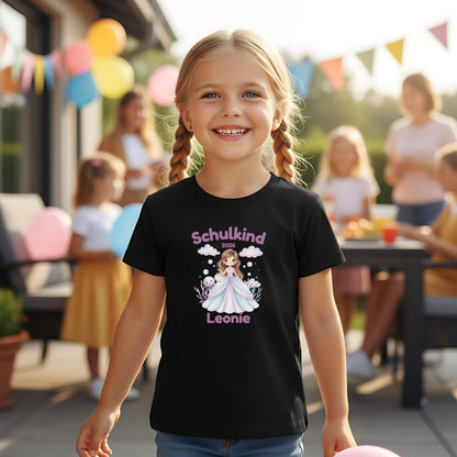 Personalisiertes Schulkind T-Shirt 2026 mit Meeresprinzessin-Motiv – liebevoll gestaltetes Einschulungsshirt für Kinder, ideal für Mädchen, die den Ozean und Fantasiewelten lieben. Perfekt als Geschenk zur Einschulung, zur Einschulungsfeier oder für das erste Klassenfoto. Weiches Bio-Baumwoll-Shirt mit personalisierbarem Namen, bequem und hochwertig verarbeitet. Schulkind Outfit 2026 mit Unterwasser-Prinzessin – märchenhaft, mutig und bereit für die 1. Klasse. T-Shirt Schulkind Prinzessin