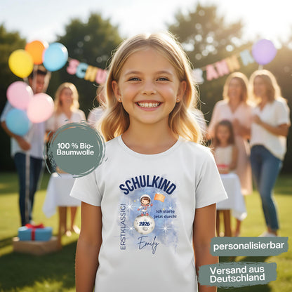 Personalisiertes Schulkind T-Shirt 2026 mit Astronauten Motiv, ideal als Geschenk zur Einschulung. Einschulungsshirt für Jungen und Mädchen zum ersten Schultag oder als Tschüss Kindergarten Shirt. Perfekt als Schulkind Outfit 2026, Erstklässler T-Shirt oder Einschulung T-Shirt mit Name. Für Einschulung 2026, Schulanfang Geschenk, Bye Bye Kindergarten, Einschulungsfeier, Kita Abschied und erster Schultag. Einschulungsgeschenk mit Rakete, Schulkind T-Shirt mit Bedeutung.