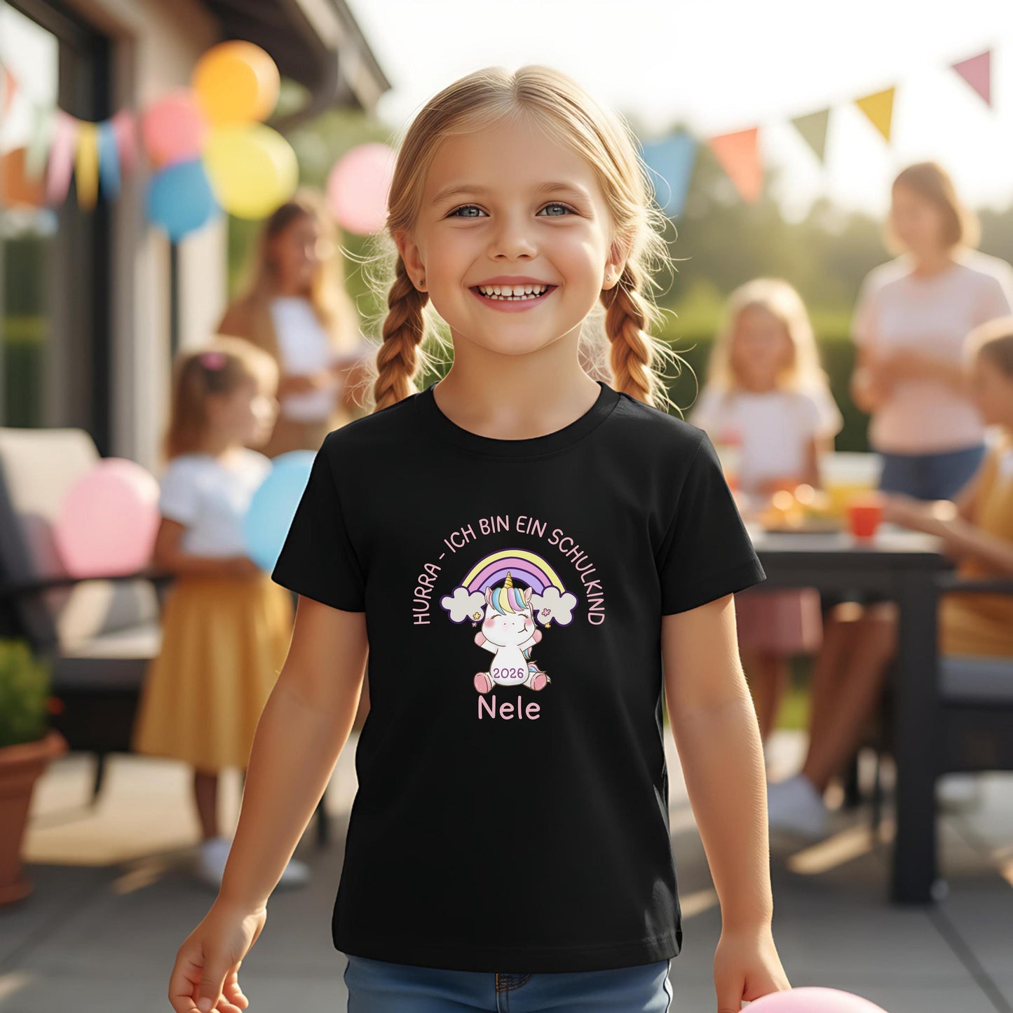 Schulkind T-Shirt 2026 mit Regenbogen und süßem Einhorn-Motiv – personalisierbar mit Namen. Perfekt als Einschulungsgeschenk für Mädchen zum Schulstart. Ideal für den ersten Schultag, Einschulungsfeier oder als Outfit für das Klassenfoto. Hochwertig bedruckt auf weicher Bio-Baumwolle, mit dem Spruch „Hurra – ich bin ein Schulkind“. Ein liebevoll gestaltetes T-Shirt zur Einschulung, das Magie, Mut und Vorfreude ausstrahlt. Geschenkidee für Schulanfängerinnen mit Herz und Fantasie.