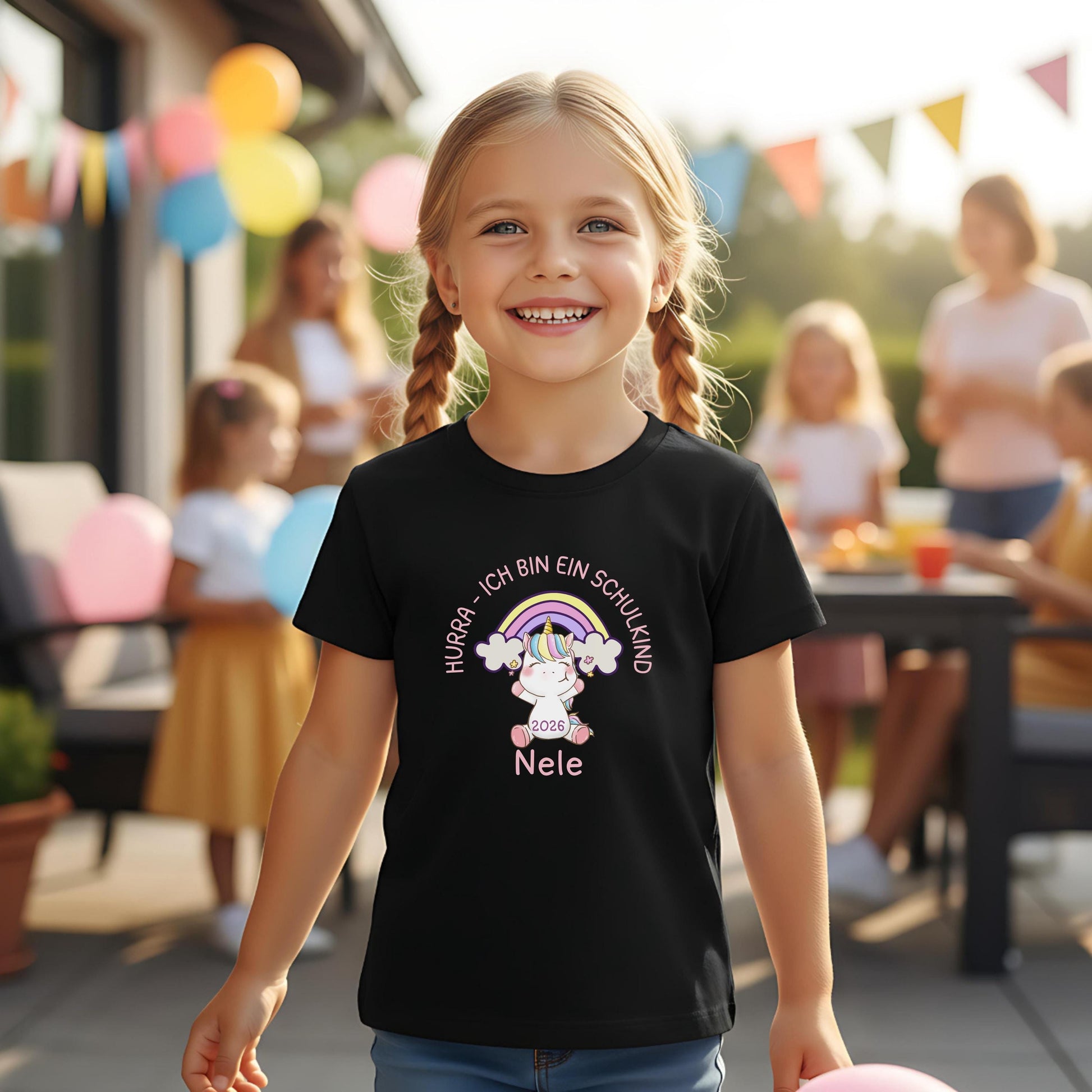 Schulkind T-Shirt 2026 mit Regenbogen und süßem Einhorn-Motiv – personalisierbar mit Namen. Perfekt als Einschulungsgeschenk für Mädchen zum Schulstart. Ideal für den ersten Schultag, Einschulungsfeier oder als Outfit für das Klassenfoto. Hochwertig bedruckt auf weicher Bio-Baumwolle, mit dem Spruch „Hurra – ich bin ein Schulkind“. Ein liebevoll gestaltetes T-Shirt zur Einschulung, das Magie, Mut und Vorfreude ausstrahlt. Geschenkidee für Schulanfängerinnen mit Herz und Fantasie.