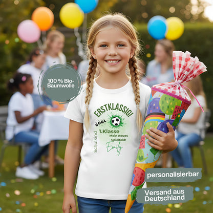 Personalisiertes Schulkind T-Shirt 2026 mit Fußball Motiv, ideal als Geschenk zur Einschulung. Einschulungsshirt für Jungen mit Ball-Design und dem Spruch „1. Klasse – Mein neues Spielfeld“. Perfekt als Erstklässler T-Shirt, Fußball T-Shirt zur Einschulung oder Schulstart Shirt für kleine Kicker. Personalisiert mit Name und Jahreszahl 2026. Ideal für Einschulung 2026, Kita Abschied, Schulanfang, Einschulungsfeier oder als sportliches Outfit für den ersten Schultag.