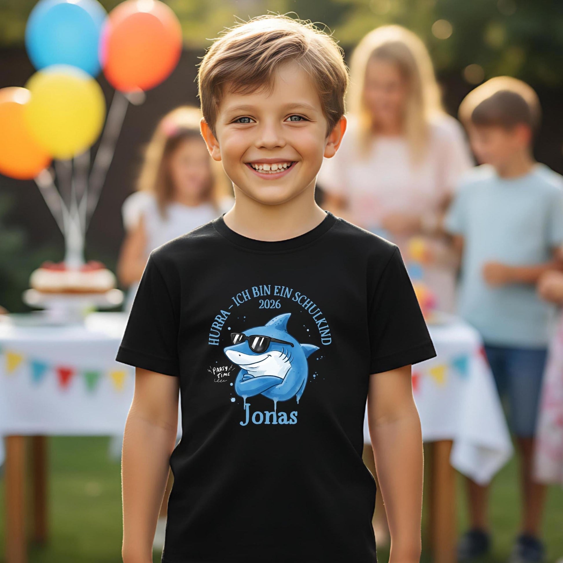 Cooles Schulkind T-Shirt 2026 mit Hai-Motiv, perfekt für Jungen zur Einschulung. Ideal als Geschenk zum Schulanfang für mutige Kinder, die mit Stil in die 1. Klasse starten. Das T-Shirt zur Einschulung besteht aus 100 % Bio-Baumwolle und kann mit Namen personalisiert werden. Perfekt als Einschulung Shirt Junge, T-Shirt endlich Schulkind, Geschenk Einschulung Kind, T-Shirt für Erstklässler oder Bye Bye Kindergarten Geschenk. Dieses Einschulungsshirt bringt und Vorfreude auf den Schulstart