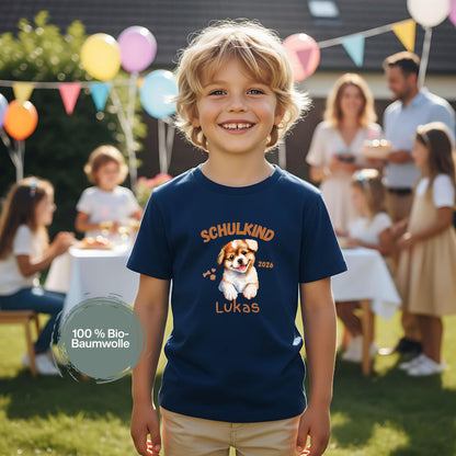 Personalisiertes Schulkind T-Shirt 2026 mit süßem Hundemotiv, ideal als Geschenk zur Einschulung für Mädchen und Jungen. Einschulungsshirt mit Name, Hund und „Schulkind 2026“ Schriftzug. Perfekt für den ersten Schultag, Abschied vom Kindergarten, Einschulungsfeier oder als Teil der Schultüte. T-Shirt zur Einschulung für Hundefans und Tierfreunde. Bio-Baumwoll Shirt für Erstklässler als Einschulungsgeschenk, Schulstart Outfit oder Erinnerung an den Schulanfang 2026. T-Shirt Schulkind Hund