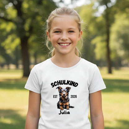 Personalisiertes Schulkind T-Shirt 2026 mit süßem Hundemotiv – perfekt als Geschenk zur Einschulung. Einschulungsshirt für Jungen und Mädchen zur Einschulungsfeier, zum ersten Schultag oder als Tschüss Kindergarten T-Shirt. Ideal als Schulanfang Geschenk, Erstklässler T-Shirt oder Shirt für Bye Bye Kindergarten. Schulkind T-Shirt mit Name oder ohne – für Einschulung 2026, Schulstart, Schultüte und Kita Abschied. T-Shirt Schulkind Hund Einschulungsshirt | T-Shirt Einschulung 2026 personalisiert
