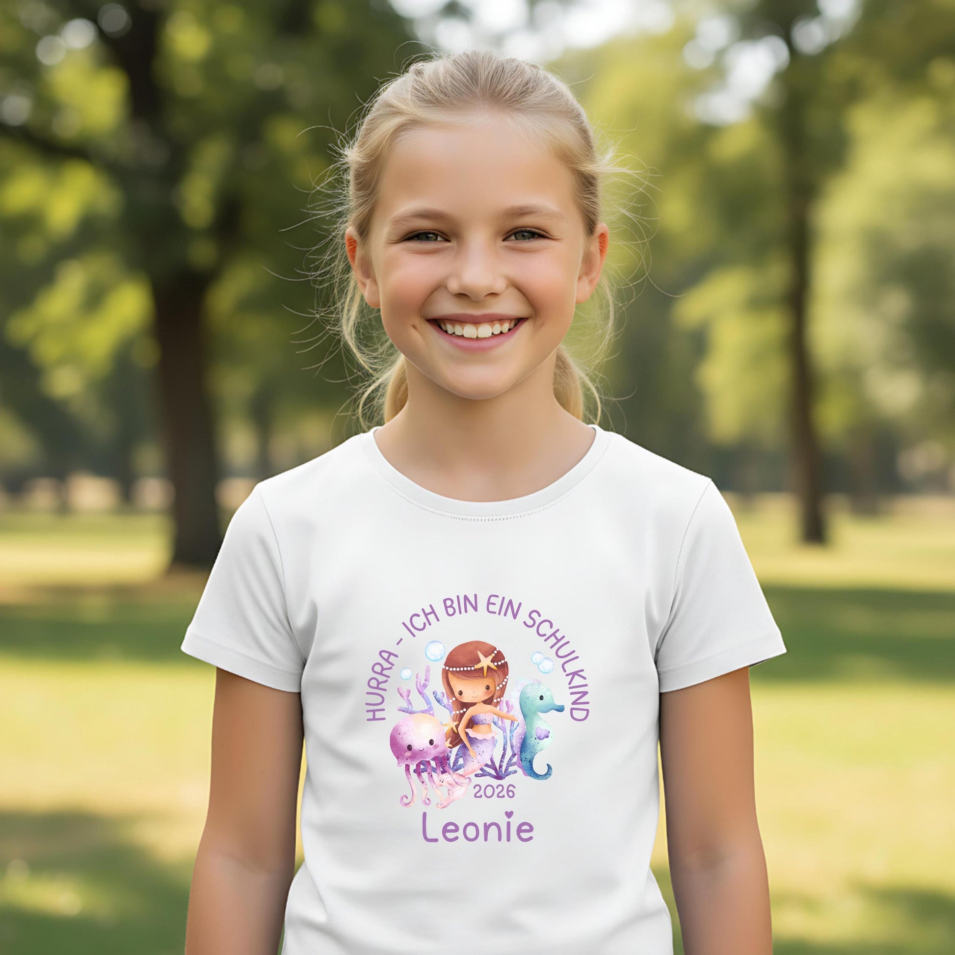Personalisiertes Schulkind T-Shirt 2026 mit Meerjungfrau-Motiv – liebevoll gestaltetes Einschulungsshirt für Kinder, ideal für Mädchen, die den Ozean und Fantasiewelten lieben. Perfekt als Geschenk zur Einschulung, zur Einschulungsfeier oder für das erste Klassenfoto. Weiches Bio-Baumwoll-Shirt mit personalisierbarem Namen, bequem und hochwertig verarbeitet. Schulkind Outfit 2026 mit Unterwasser-Prinzessin – märchenhaft, mutig und bereit für die 1. Klasse. T-Shirt Schulkind Meerjungfrau