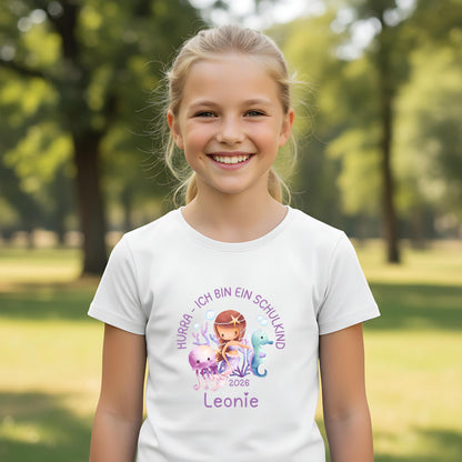 Personalisiertes Schulkind T-Shirt 2026 mit Meerjungfrau-Motiv – liebevoll gestaltetes Einschulungsshirt für Kinder, ideal für Mädchen, die den Ozean und Fantasiewelten lieben. Perfekt als Geschenk zur Einschulung, zur Einschulungsfeier oder für das erste Klassenfoto. Weiches Bio-Baumwoll-Shirt mit personalisierbarem Namen, bequem und hochwertig verarbeitet. Schulkind Outfit 2026 mit Unterwasser-Prinzessin – märchenhaft, mutig und bereit für die 1. Klasse. T-Shirt Schulkind Meerjungfrau