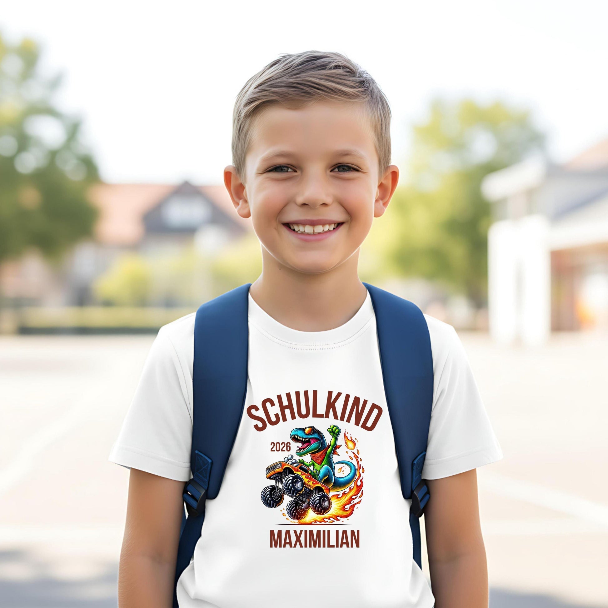 Personalisiertes Schulkind T-Shirt 2026 mit Dino im Monstertruck – Einschulungsshirt für Jungen & Mädchen mit Schulkind 2026 Aufdruck. Perfekt als Einschulung Geschenk, Erstklässler Shirt oder T-Shirt zur Einschulungsfeier. Mit Namen personalisierbar, aus 100 % Bio-Baumwolle. Cooles Dinosaurier T-Shirt für kleine Rennfahrer & Schulstarter. Ideal für den Schulanfang 2026, als Kita Abschiedsgeschenk, Outfit für den ersten Schultag oder Überraschung zur Schultüte T-Shirt Schulkind Dino Monstertruck