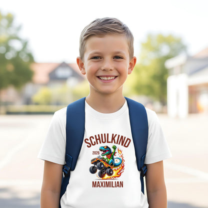 Personalisiertes Schulkind T-Shirt 2026 mit Dino im Monstertruck – Einschulungsshirt für Jungen & Mädchen mit Schulkind 2026 Aufdruck. Perfekt als Einschulung Geschenk, Erstklässler Shirt oder T-Shirt zur Einschulungsfeier. Mit Namen personalisierbar, aus 100 % Bio-Baumwolle. Cooles Dinosaurier T-Shirt für kleine Rennfahrer & Schulstarter. Ideal für den Schulanfang 2026, als Kita Abschiedsgeschenk, Outfit für den ersten Schultag oder Überraschung zur Schultüte T-Shirt Schulkind Dino Monstertruck