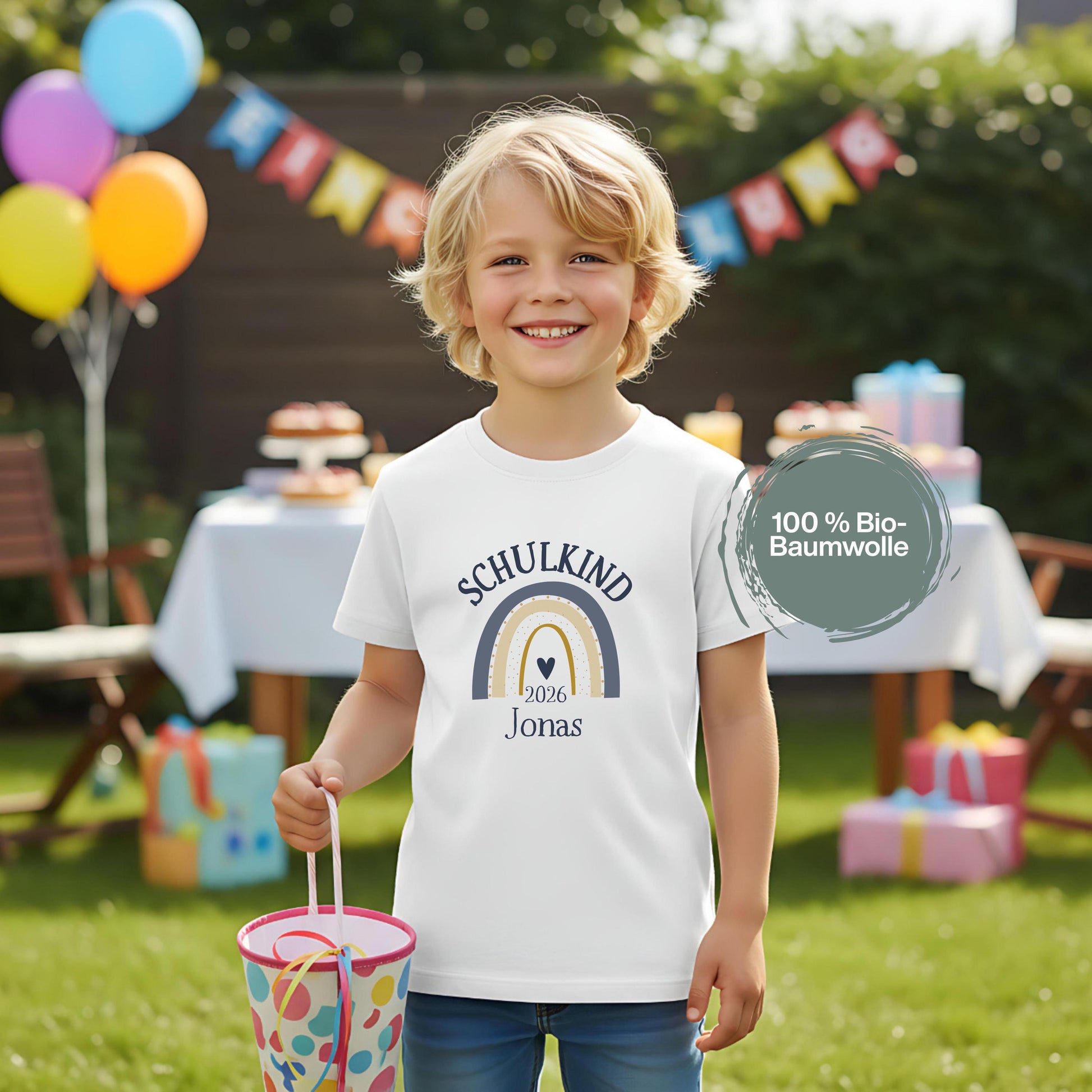 Personalisiertes Erstklassig Schulkind T-Shirt 2026 für Jungen & Mädchen. Einschulungsshirt mit Regenbogen, ideal als Geschenk zum Schulanfang 2026, 1. Klasse, Tschüss Kindergarten. Schulkind Shirt mit Namen, Bio-Baumwolle, Einschulungsfeier Outfit, Einschulungsgeschenk mit Stil. Perfektes Schulkind T-Shirt Jungen Mädchen 2026, Zuckertüte Geschenk, Kita Abschied Shirt, Erstklässler Kleidung für den ersten Schultag mit Personalisierung & starker Botschaft. Schulkind T-Shirt