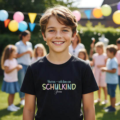 Personalisiertes Schulkind T-Shirt 2026 für Jungen und Mädchen – Geschenkidee zur Einschulung mit buntem Schriftzug „Hurra – endlich Schulkind“, Unisex-Schnitt, perfekt für Erstklässler und Schulanfänger. Einschulungsshirt aus 100 % Bio-Baumwolle, individuell mit Namen bedruckbar, hautfreundlich und langlebig. Ideal als T-Shirt zur Einschulung, Einschulungsgeschenk, Schultüten-Füllung oder Bye Bye Kindergarten Geschenk – modernes, emotionales Motiv für stolze Kinder zum Schulstart.