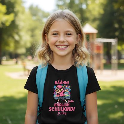 Personalisiertes Schulkind T-Shirt 2026 für Mädchen und Aufdruck „Endlich Schulkind“, modernes Einschulungsshirt für den Schulanfang. Das Schulkind Shirt zeigt ein cooles Mädchen im Streetstyle beim Dab Dance und steht für Selbstbewusstsein, Freude und einen stylischen Start in die Schule. Ideal als Geschenk zur Einschulung, Schulanfang Geschenk oder für die Schultüte. Perfekt als Einschulung Outfit, für die Einschulungsfeier, den ersten Schultag oder das Klassenfoto, personalisiert mit Namen.