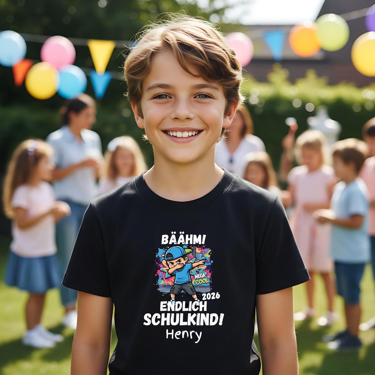 Personalisiertes Schulkind T-Shirt 2026 mit coolem Dabbing Jungen Motiv und Aufdruck „Endlich Schulkind“, gestaltet als modernes Einschulungsshirt für Jungen. Das Schulkind Shirt 2026 zeigt ein Kind und steht für Selbstbewusstsein, Freude und den Schulanfang. Ideal als Geschenk zur Einschulung, Schulanfang Geschenk oder Überraschung zum ersten Schultag. Perfektes Einschulung Outfit für Erstklässler, personalisierbar mit Name, geeignet für Schule, Einschulungsfeier oder erstes Klassenfoto.