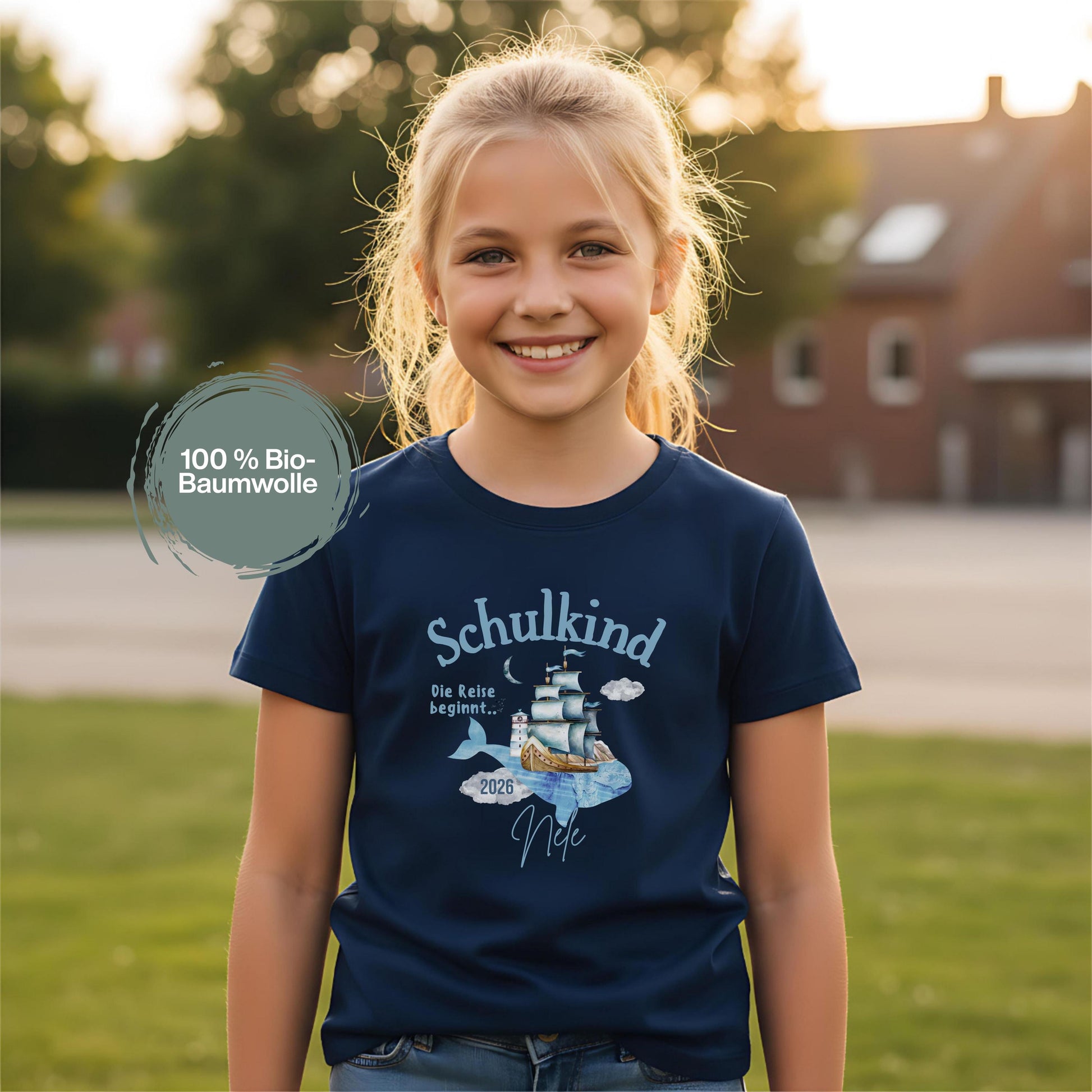 Schulkind T-Shirt 2026 mit Segelschiff Motiv, personalisiert mit Name. Einschulungsshirt für Mädchen und Jungen als Geschenk zur Einschulung oder zum Schulanfang. Schulkind Shirt mit der Aufschrift „Die Reise beginnt…“ – ideal für den ersten Schultag, Einschulungsfeier, Abschied vom Kindergarten oder als T-Shirt für die Schultüte. Hochwertiges Bio-Baumwoll Shirt mit maritimem Motiv für mutige Erstklässler. Einschulung T-Shirt individuell für Schulanfang & Bye Bye Kindergarten.